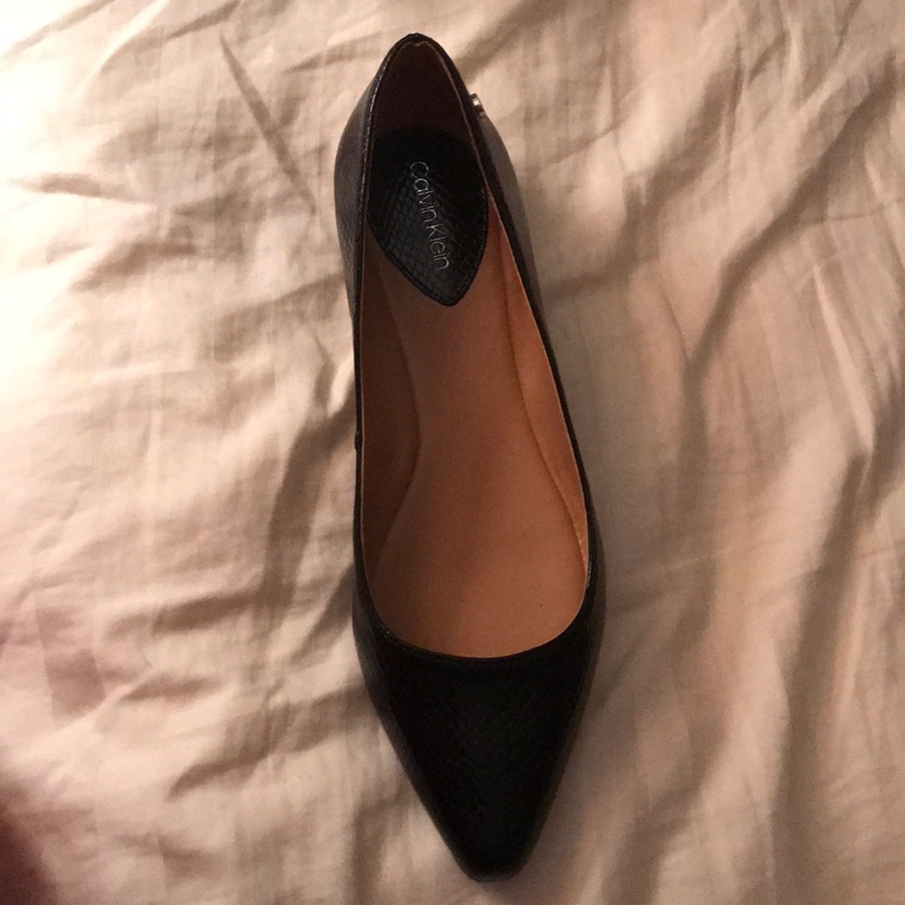 BNIB Calvin Klein patent snakeskin emeril flats